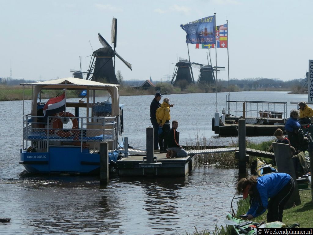 De opstapplaats van de rondvaartboten ligt naast de ingang van de polder aan de Molenkade. Deze rondvaartboot ligt tegenover het bezoekerscentrum.Tip: Leuke dingen doen in de buurt.